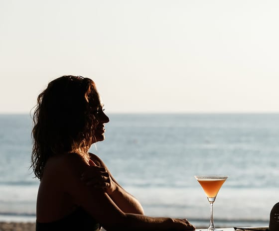 BEACH BAR LADY CLOSE UP